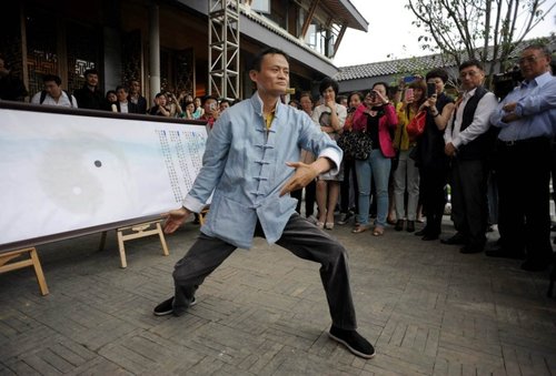 Jack Ma es un empren­de­dor que mez­cla la cul­tura esta­dou­ni­dense de los nego­cios con ele­men­tos del taoísmo, budismo y tai­chi. Ima­gen tomada del por­tal tech.hexun.com
